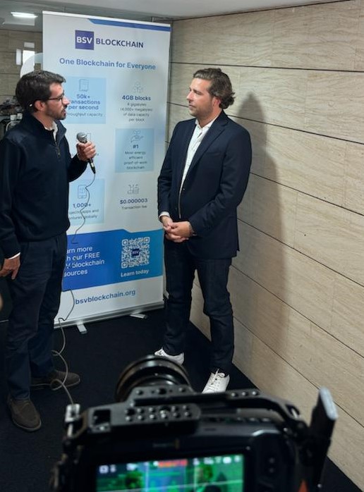 Barto a la izq. CEO de Gate2Chain y Thomas Giacomo de la BSV Blockchain Association a la dcha.